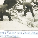 Arnold Felser und Josef Jollet beim Holzsägen